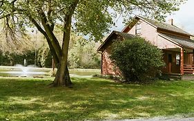 Quaint Winesburg Cottage With Porch And Pond!